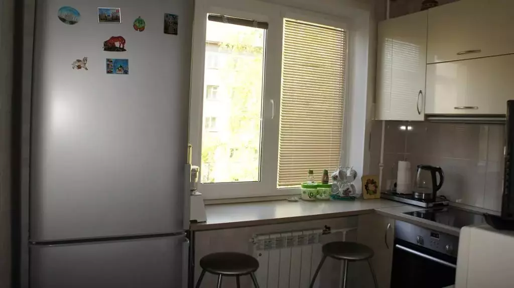 Kuhinjska design 9 kvadratnih metrov s hladilnikom (67 fotografij): zanimivi projekti in možnosti notranje opreme. Kako namestiti potrebno pohištvo? 9432_62