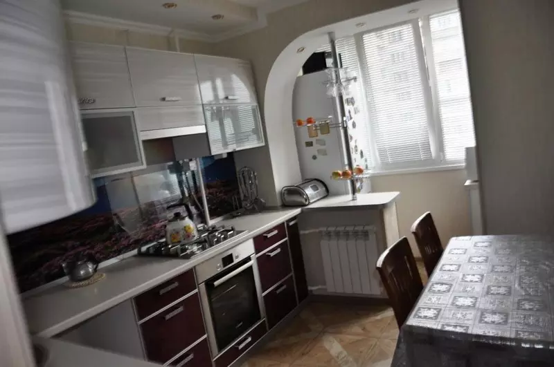 Kuhinjski dizajn 9 četvornih metara s hladnjakom (67 fotografija): zanimljivi projekti i mogućnosti unutarnjih poslova. Kako udovoljiti potrebnim namještajem? 9432_7