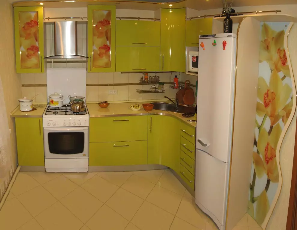 Mutfak tasarımı 9 metrekare buzdolabı (67 fotoğraf): İlginç projeler ve iç seçenekler. Gerekli mobilya nasıl yer alır? 9432_9