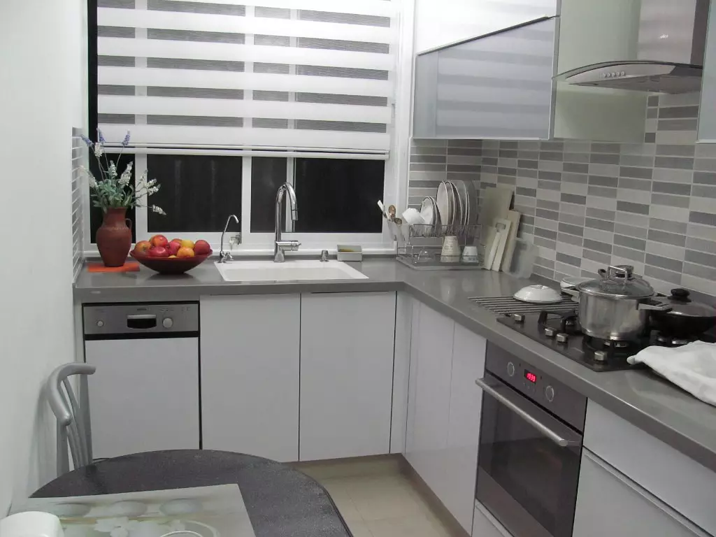 Design de cuisine 6 mètres carrés. M à Khrouchtchev (88 photos): Idées de design d'intérieur dans une petite pièce de 6 mètres carrés, tailles de cuisine et plan d'arrangement, options de réparation 9441_48