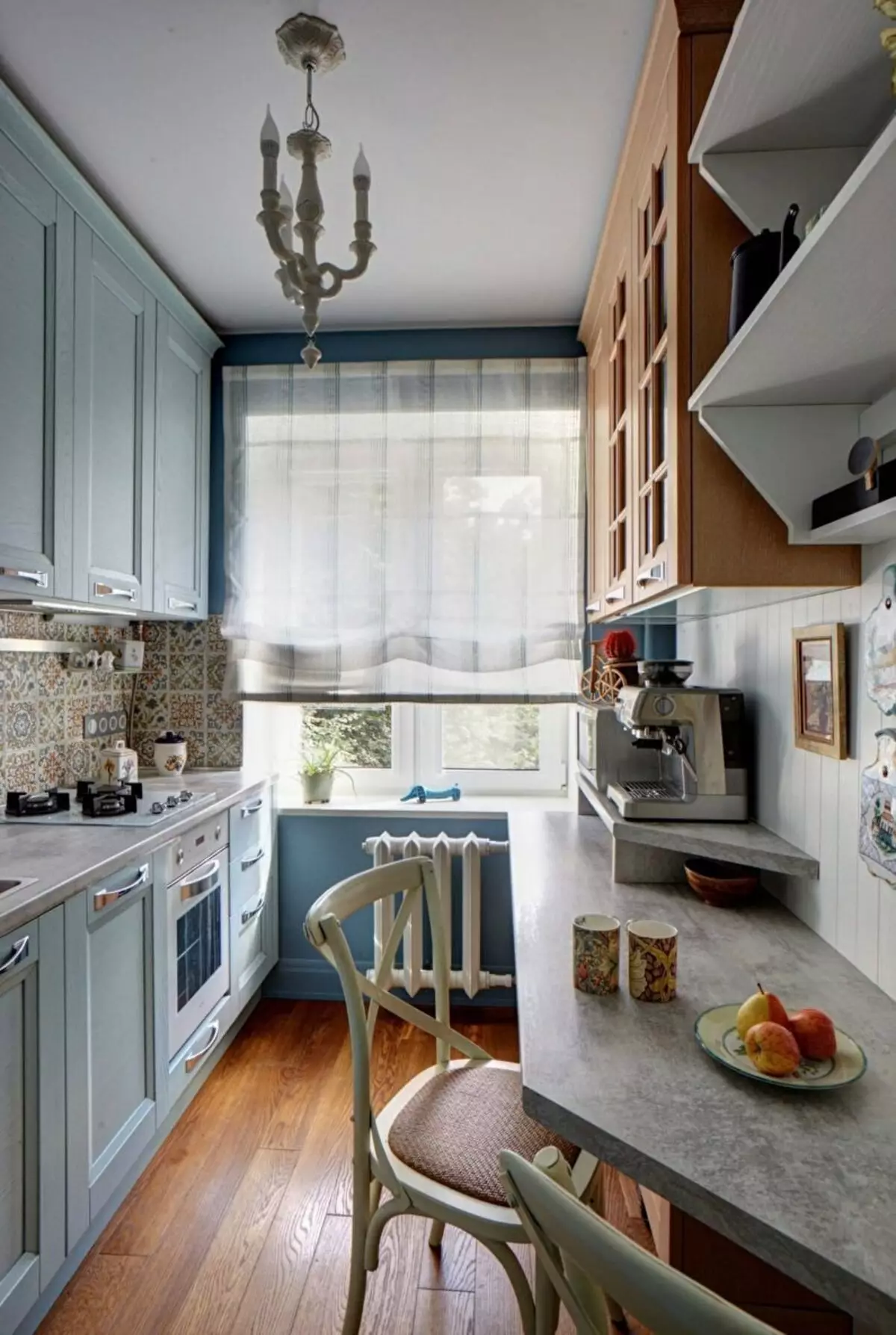 Little Cuisine (124 fotografií): Interiérový dizajn s malou izbou, kuchynský nábytok Malé námestie, kuchyňa dekorácie v byte, krásny dizajnér dokončenie možnosti 9450_122