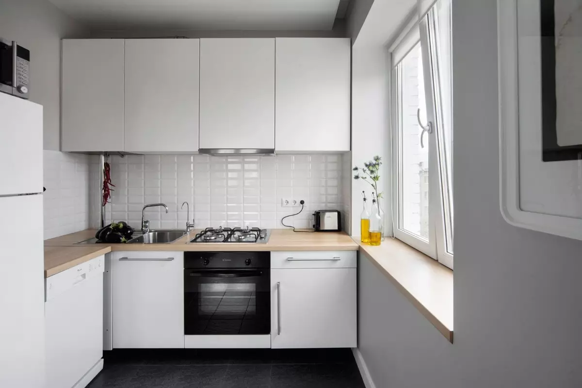 Little Cuisine (124 fotografií): Interiérový dizajn s malou izbou, kuchynský nábytok Malé námestie, kuchyňa dekorácie v byte, krásny dizajnér dokončenie možnosti 9450_16
