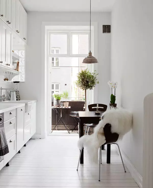 Little Cuisine (124 fotografií): Interiérový dizajn s malou izbou, kuchynský nábytok Malé námestie, kuchyňa dekorácie v byte, krásny dizajnér dokončenie možnosti 9450_24