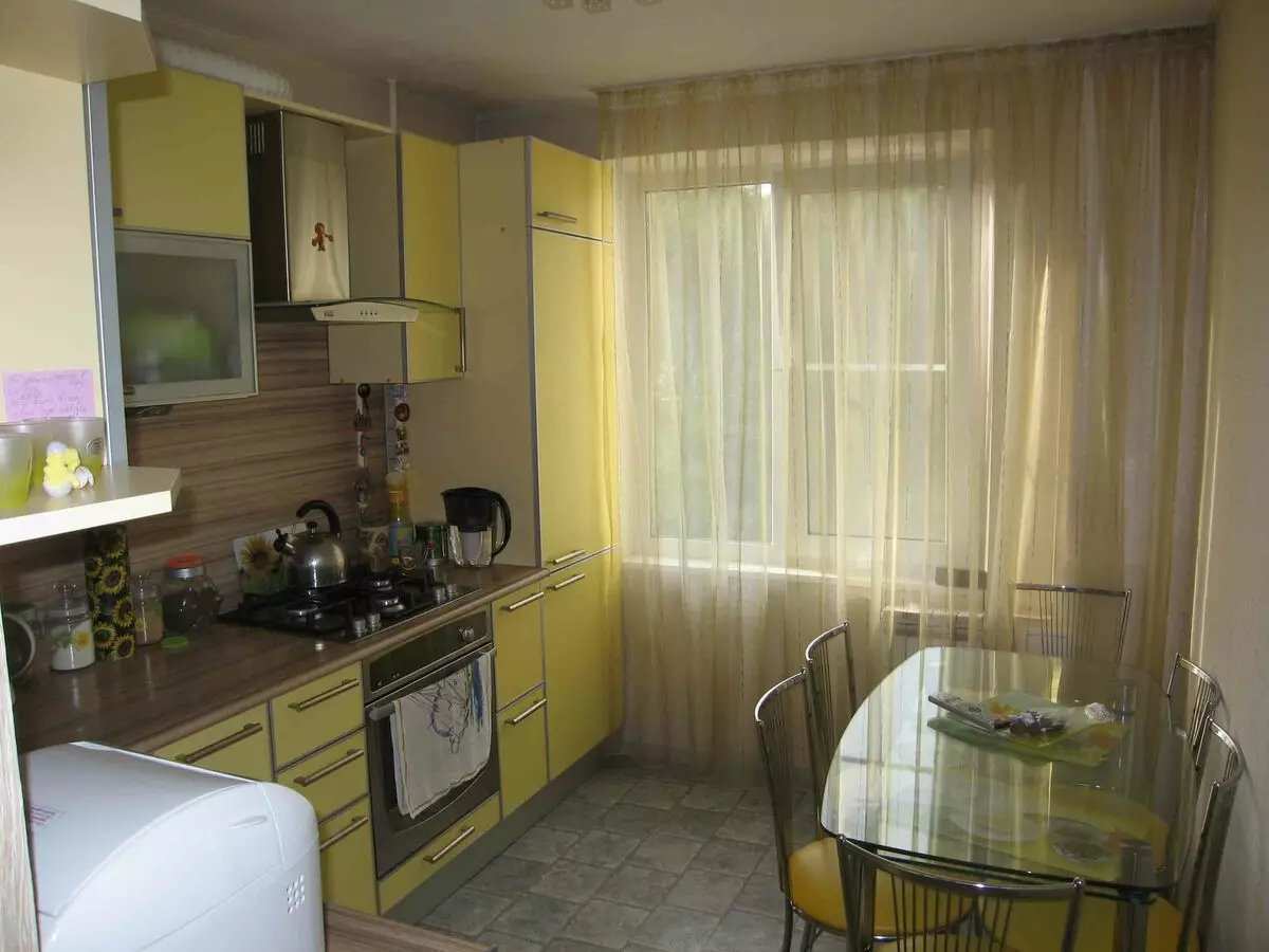 Little Cuisine (124 fotografií): Interiérový dizajn s malou izbou, kuchynský nábytok Malé námestie, kuchyňa dekorácie v byte, krásny dizajnér dokončenie možnosti 9450_28