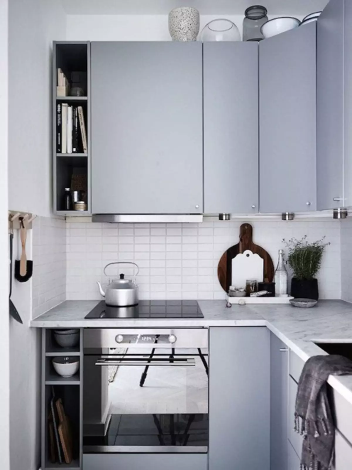 Little Cuisine (124 fotografií): Interiérový dizajn s malou izbou, kuchynský nábytok Malé námestie, kuchyňa dekorácie v byte, krásny dizajnér dokončenie možnosti 9450_4