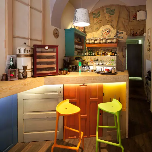 Little Cuisine (124 fotografií): Interiérový dizajn s malou izbou, kuchynský nábytok Malé námestie, kuchyňa dekorácie v byte, krásny dizajnér dokončenie možnosti 9450_49