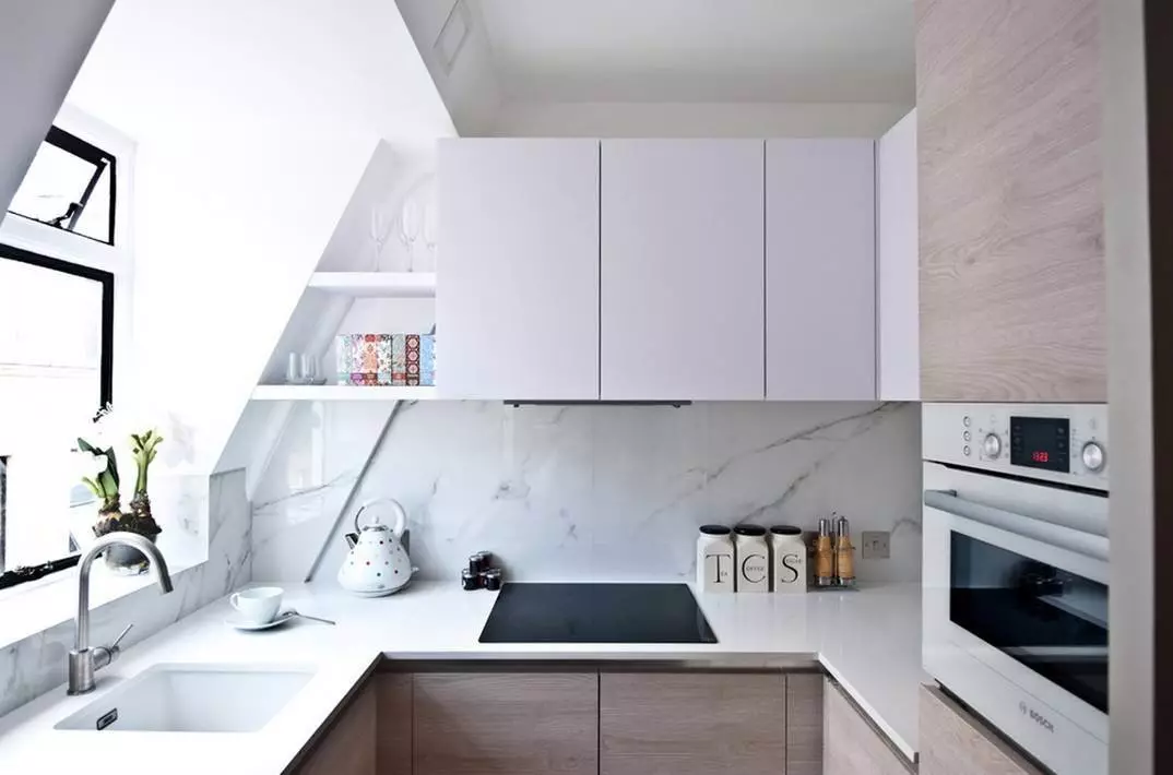 Little Cuisine (124 fotografií): Interiérový dizajn s malou izbou, kuchynský nábytok Malé námestie, kuchyňa dekorácie v byte, krásny dizajnér dokončenie možnosti 9450_70