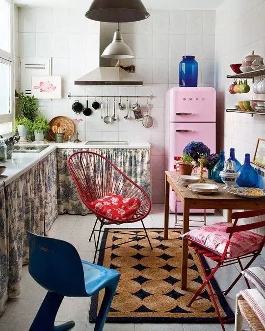 Little Cuisine (124 fotografií): Interiérový dizajn s malou izbou, kuchynský nábytok Malé námestie, kuchyňa dekorácie v byte, krásny dizajnér dokončenie možnosti 9450_88