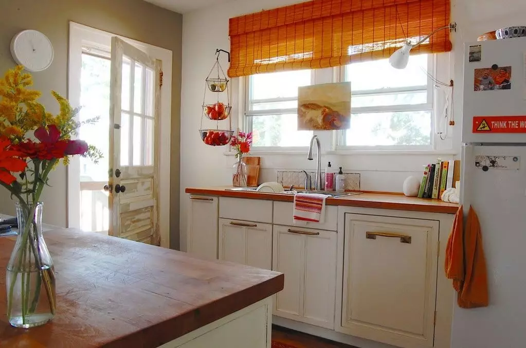 Little Cuisine (124 fotografií): Interiérový dizajn s malou izbou, kuchynský nábytok Malé námestie, kuchyňa dekorácie v byte, krásny dizajnér dokončenie možnosti 9450_98