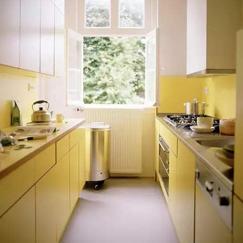 Długa i wąska konstrukcja kuchni (85 zdjęć): wnętrze wydłużonej kuchni z oknem na końcu, mało wąski planowanie kuchni, najlepsze pomysły na projekty pokojowe 2 o 4 metry 9452_11