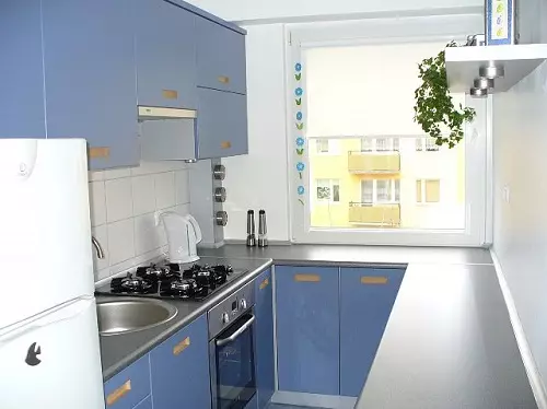 Długa i wąska konstrukcja kuchni (85 zdjęć): wnętrze wydłużonej kuchni z oknem na końcu, mało wąski planowanie kuchni, najlepsze pomysły na projekty pokojowe 2 o 4 metry 9452_13