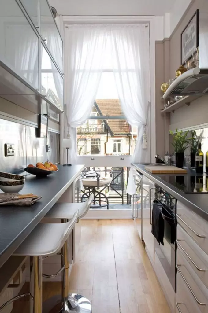 Długa i wąska konstrukcja kuchni (85 zdjęć): wnętrze wydłużonej kuchni z oknem na końcu, mało wąski planowanie kuchni, najlepsze pomysły na projekty pokojowe 2 o 4 metry 9452_15