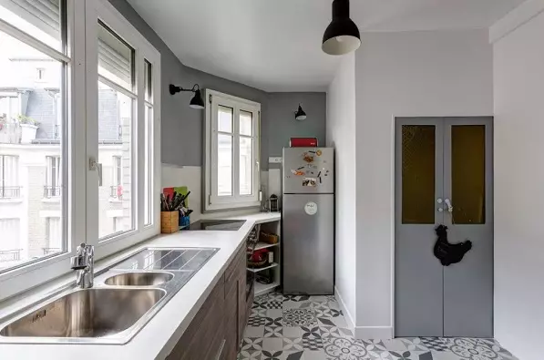 Długa i wąska konstrukcja kuchni (85 zdjęć): wnętrze wydłużonej kuchni z oknem na końcu, mało wąski planowanie kuchni, najlepsze pomysły na projekty pokojowe 2 o 4 metry 9452_18