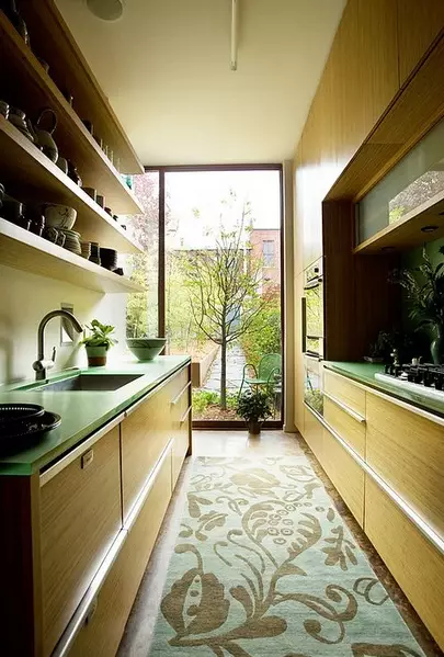 Długa i wąska konstrukcja kuchni (85 zdjęć): wnętrze wydłużonej kuchni z oknem na końcu, mało wąski planowanie kuchni, najlepsze pomysły na projekty pokojowe 2 o 4 metry 9452_22