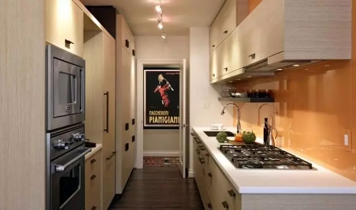 Długa i wąska konstrukcja kuchni (85 zdjęć): wnętrze wydłużonej kuchni z oknem na końcu, mało wąski planowanie kuchni, najlepsze pomysły na projekty pokojowe 2 o 4 metry 9452_41