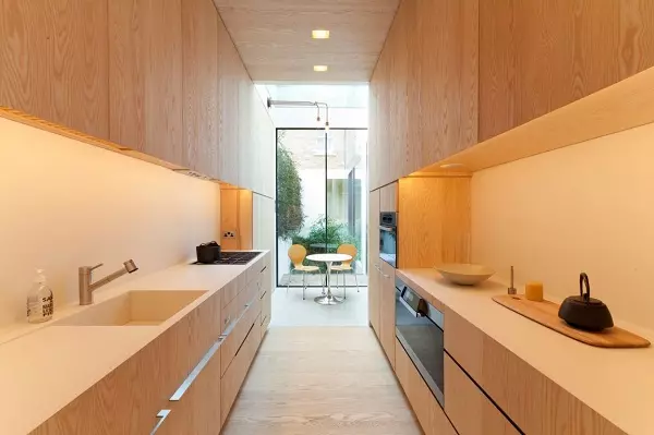 Długa i wąska konstrukcja kuchni (85 zdjęć): wnętrze wydłużonej kuchni z oknem na końcu, mało wąski planowanie kuchni, najlepsze pomysły na projekty pokojowe 2 o 4 metry 9452_45