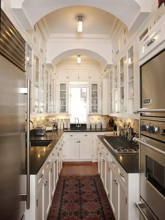 Długa i wąska konstrukcja kuchni (85 zdjęć): wnętrze wydłużonej kuchni z oknem na końcu, mało wąski planowanie kuchni, najlepsze pomysły na projekty pokojowe 2 o 4 metry 9452_50
