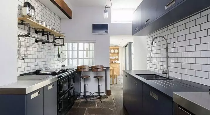Długa i wąska konstrukcja kuchni (85 zdjęć): wnętrze wydłużonej kuchni z oknem na końcu, mało wąski planowanie kuchni, najlepsze pomysły na projekty pokojowe 2 o 4 metry 9452_53