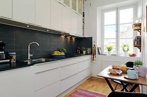 Długa i wąska konstrukcja kuchni (85 zdjęć): wnętrze wydłużonej kuchni z oknem na końcu, mało wąski planowanie kuchni, najlepsze pomysły na projekty pokojowe 2 o 4 metry 9452_60