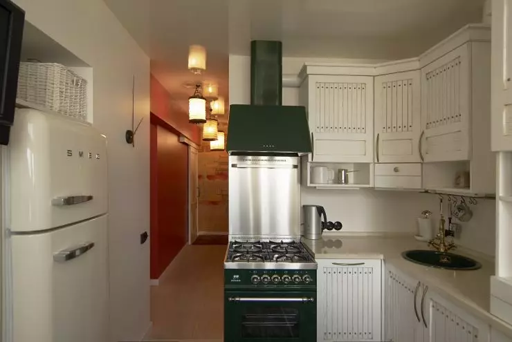 Długa i wąska konstrukcja kuchni (85 zdjęć): wnętrze wydłużonej kuchni z oknem na końcu, mało wąski planowanie kuchni, najlepsze pomysły na projekty pokojowe 2 o 4 metry 9452_75
