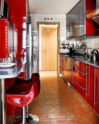 Długa i wąska konstrukcja kuchni (85 zdjęć): wnętrze wydłużonej kuchni z oknem na końcu, mało wąski planowanie kuchni, najlepsze pomysły na projekty pokojowe 2 o 4 metry 9452_76