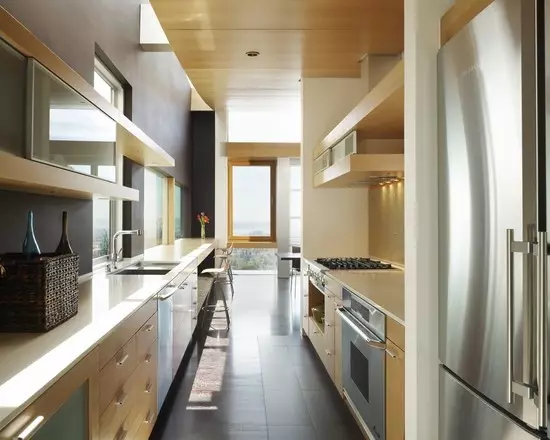 Długa i wąska konstrukcja kuchni (85 zdjęć): wnętrze wydłużonej kuchni z oknem na końcu, mało wąski planowanie kuchni, najlepsze pomysły na projekty pokojowe 2 o 4 metry 9452_79