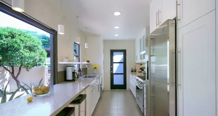 Długa i wąska konstrukcja kuchni (85 zdjęć): wnętrze wydłużonej kuchni z oknem na końcu, mało wąski planowanie kuchni, najlepsze pomysły na projekty pokojowe 2 o 4 metry 9452_84