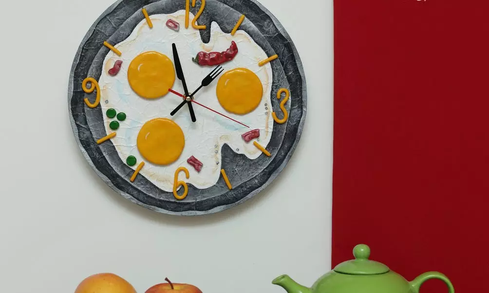 Horloge murale dans la cuisine (51 photos): Où accrocher une horloge de cuisine avec une minuterie? Modèles originaux et beaux à l'intérieur. Puis-je les accrocher à la porte? Montres de style Provence 9453_14