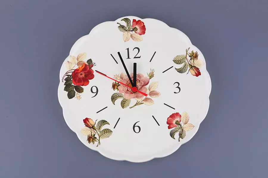 Horloge murale dans la cuisine (51 photos): Où accrocher une horloge de cuisine avec une minuterie? Modèles originaux et beaux à l'intérieur. Puis-je les accrocher à la porte? Montres de style Provence 9453_33