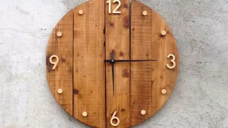 Zegar ścienny w kuchni (51 zdjęć): Gdzie wiesz zegar kuchenny z timerem? Oryginalne i piękne modele we wnętrzu. Czy mogę powiesić je przez drzwi? Prowansja zegarki 9453_34