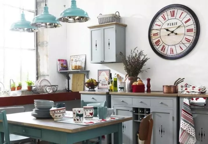 Zegar ścienny w kuchni (51 zdjęć): Gdzie wiesz zegar kuchenny z timerem? Oryginalne i piękne modele we wnętrzu. Czy mogę powiesić je przez drzwi? Prowansja zegarki 9453_48