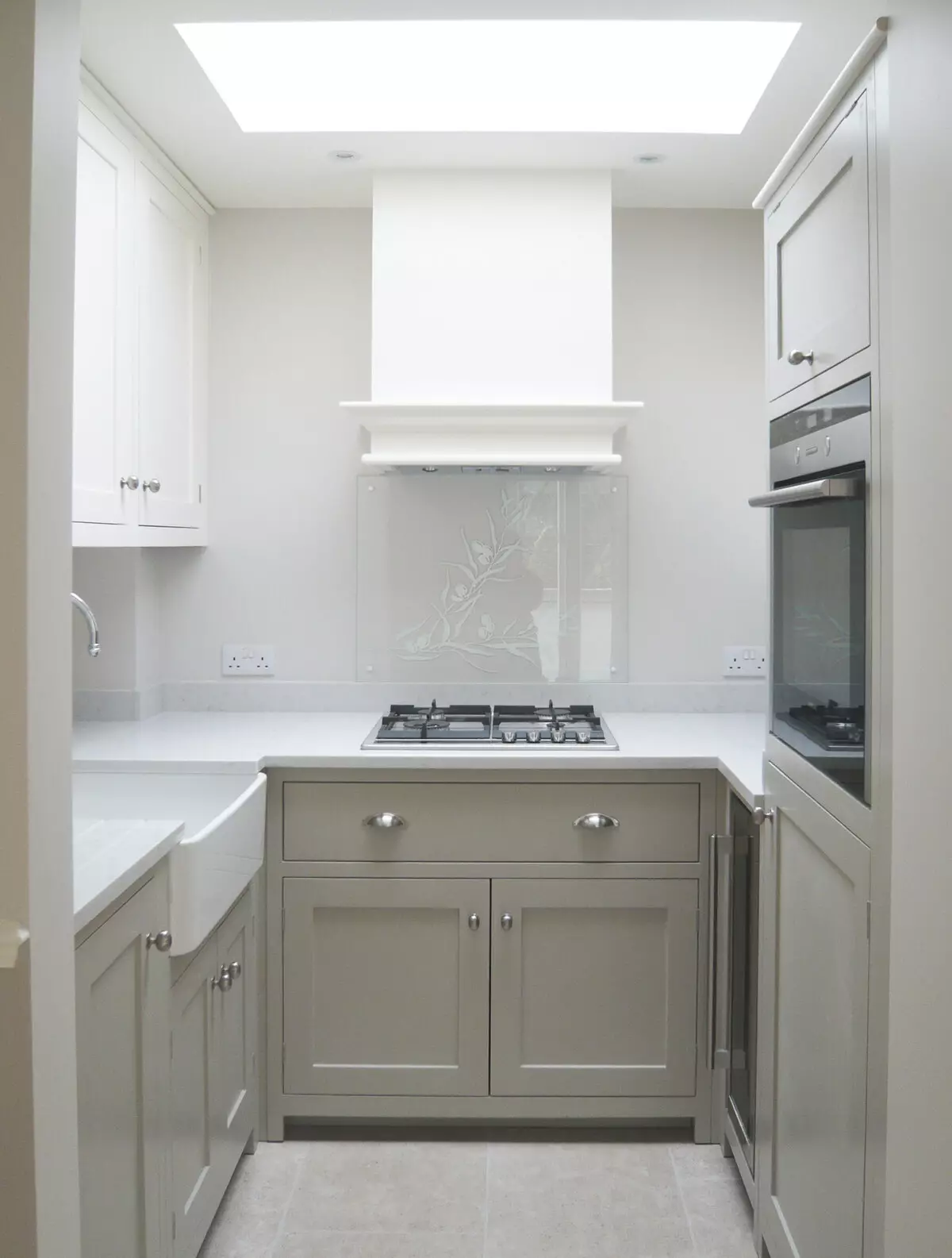 5 квадратни кујнски дизајн. M (100 фотографии): поправка во кујната 5 квадратни метри, кујна сет и друг мебел, идеи планирање за мала кујна 9454_26