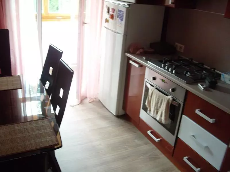 5 kvadratnih kuhinjskih dizajna. M (100 fotografija): popravak u kuhinji 5 četvornih metara, kuhinjski set i drugi namještaj, ideje planiranje za malu kuhinju 9454_52