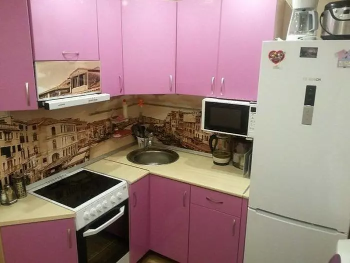 5 design de cozinha quadrada. M (100 fotos): Reparação na cozinha 5 metros quadrados, conjunto de cozinha e outros móveis, idéias planejamento para pequena cozinha 9454_62