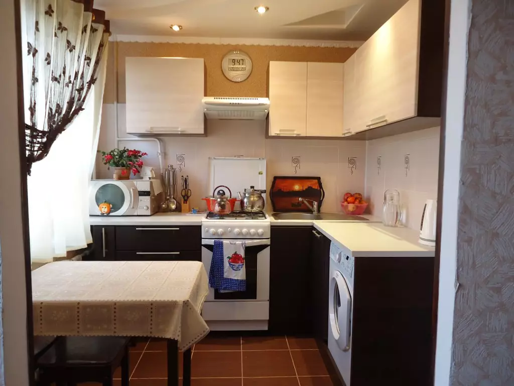 5 квадратни кујнски дизајн. M (100 фотографии): поправка во кујната 5 квадратни метри, кујна сет и друг мебел, идеи планирање за мала кујна 9454_64
