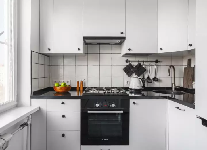 5 dizajn katror kuzhinë. M (100 foto): Riparimi në kuzhinë 5 metra katror, ​​set kuzhine dhe mobilje të tjera, idetë Planifikoni për kuzhinë të vogël 9454_76