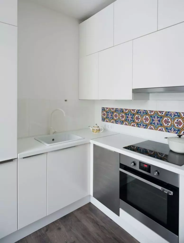 طراحی آشپزخانه 5 مربع. متر (100 عکس): تعمیر در آشپزخانه 5 متر مربع، مجموعه آشپزخانه و دیگر مبلمان، ایده های برنامه ریزی برای آشپزخانه کوچک 9454_77