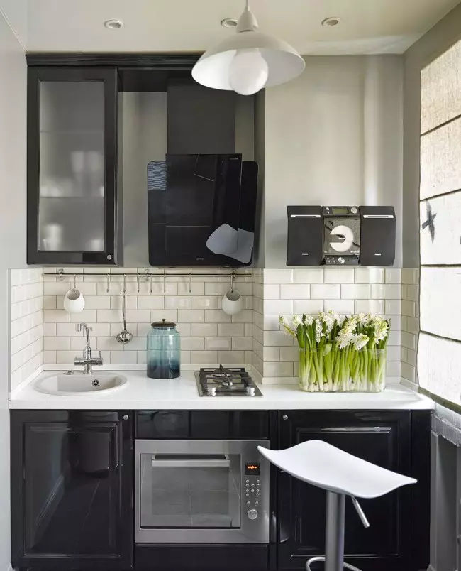 5 design de cozinha quadrada. M (100 fotos): Reparação na cozinha 5 metros quadrados, conjunto de cozinha e outros móveis, idéias planejamento para pequena cozinha 9454_78