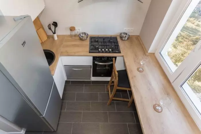5 квадратни кујнски дизајн. M (100 фотографии): поправка во кујната 5 квадратни метри, кујна сет и друг мебел, идеи планирање за мала кујна 9454_99