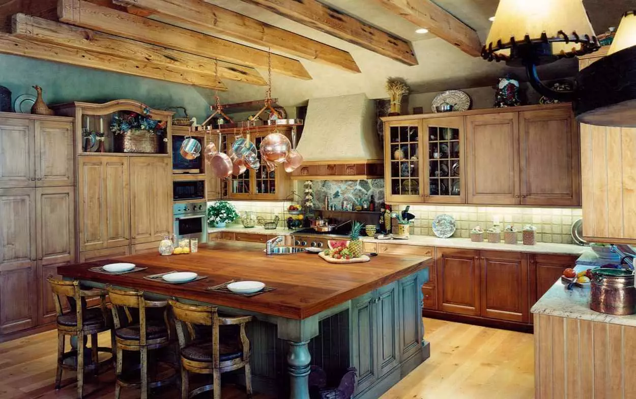 Kjøkken i et rustikk hus (68 bilder): Interiørdesign ideer i et gammelt landlig hus med komfyr. Øko-promariant arrangement og dekorasjon av kjøkkenet i landsbyen 9457_10