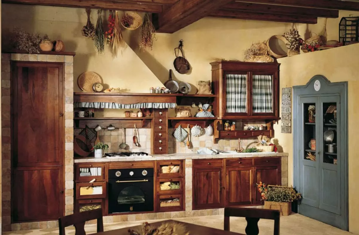 Κουζίνα σε ένα ρουστίκ σπίτι (68 φωτογραφίες): Ιδέες εσωτερικού σχεδιασμού σε ένα παλιό αγροτικό σπίτι με μια σόμπα. Σύνθεση οικολογικού υποθαλάσσιου και διακόσμηση της κουζίνας στο χωριό 9457_15