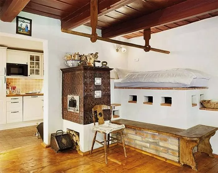 Cocina en una casa rústica (68 fotos): ideas de diseño de interiores en una antigua casa rural con una estufa. Arreglo eco-promatista y decoración de la cocina en el pueblo. 9457_18