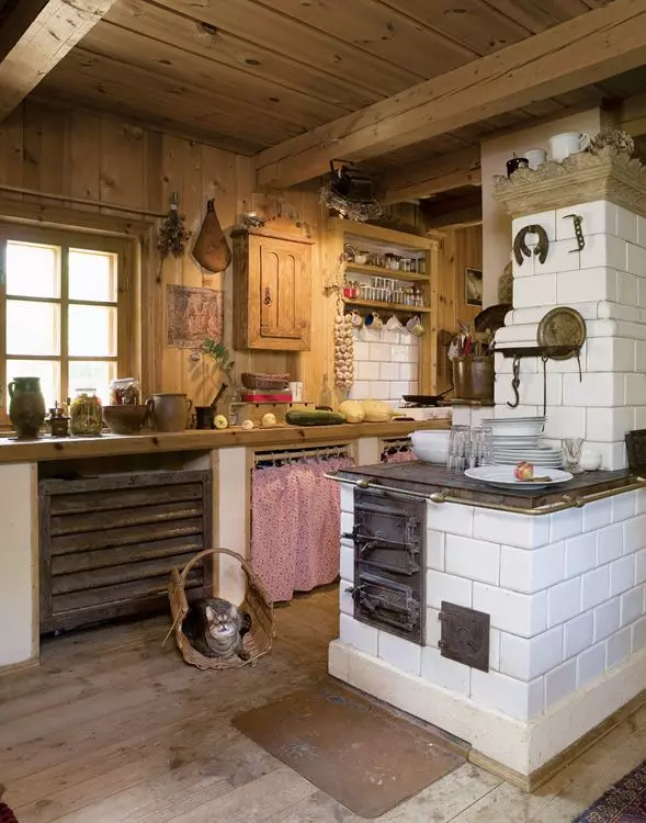 एक देहाती घर में रसोई (68 फोटो): एक पुराने ग्रामीण घर में एक स्टोव के साथ इंटीरियर डिजाइन विचार। गांव में रसोई में रसोई की इको-प्रोमेरिएट और सजावट 9457_22