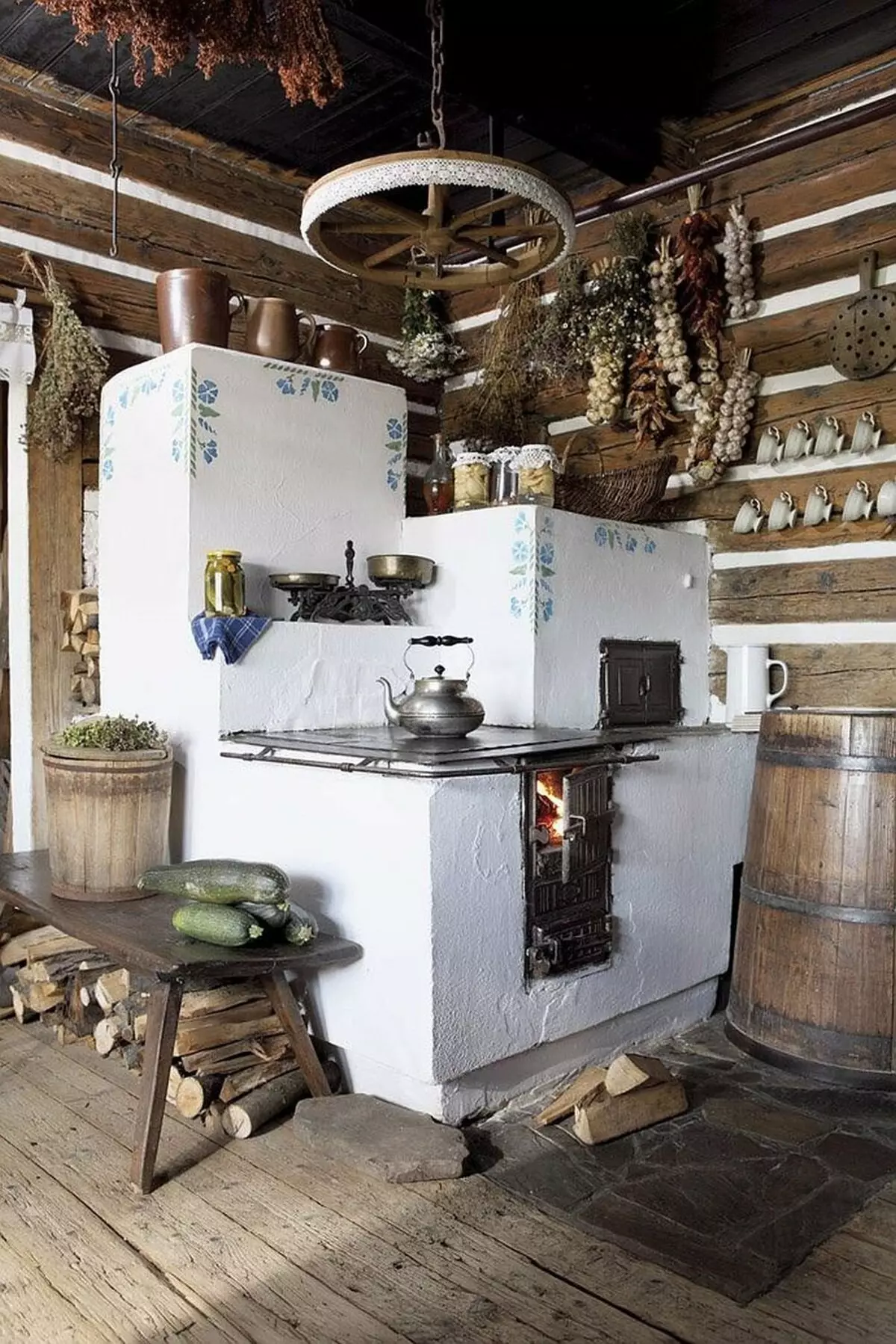एक रस्ता घर (68 फोटो) मध्ये स्वयंपाकघर: एक लहान ग्रामीण घरामध्ये एक स्टोव्हसह इंटीरियर डिझाइन कल्पना. गावात स्वयंपाकघर च्या सजावट आणि सजावट 9457_24