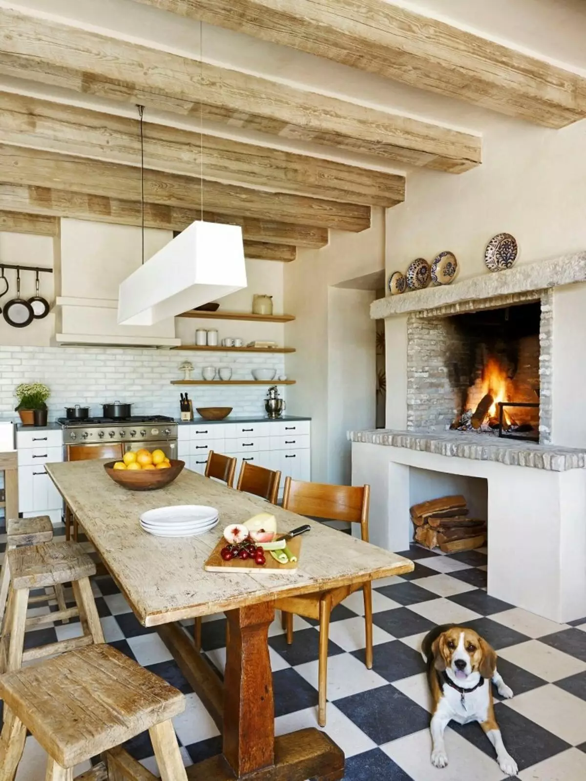 Cozinha em uma casa rústica (68 fotos): Idéias de design de interiores em uma antiga casa rural com um fogão. Arranjo eco-promissora e decoração da cozinha na aldeia 9457_25