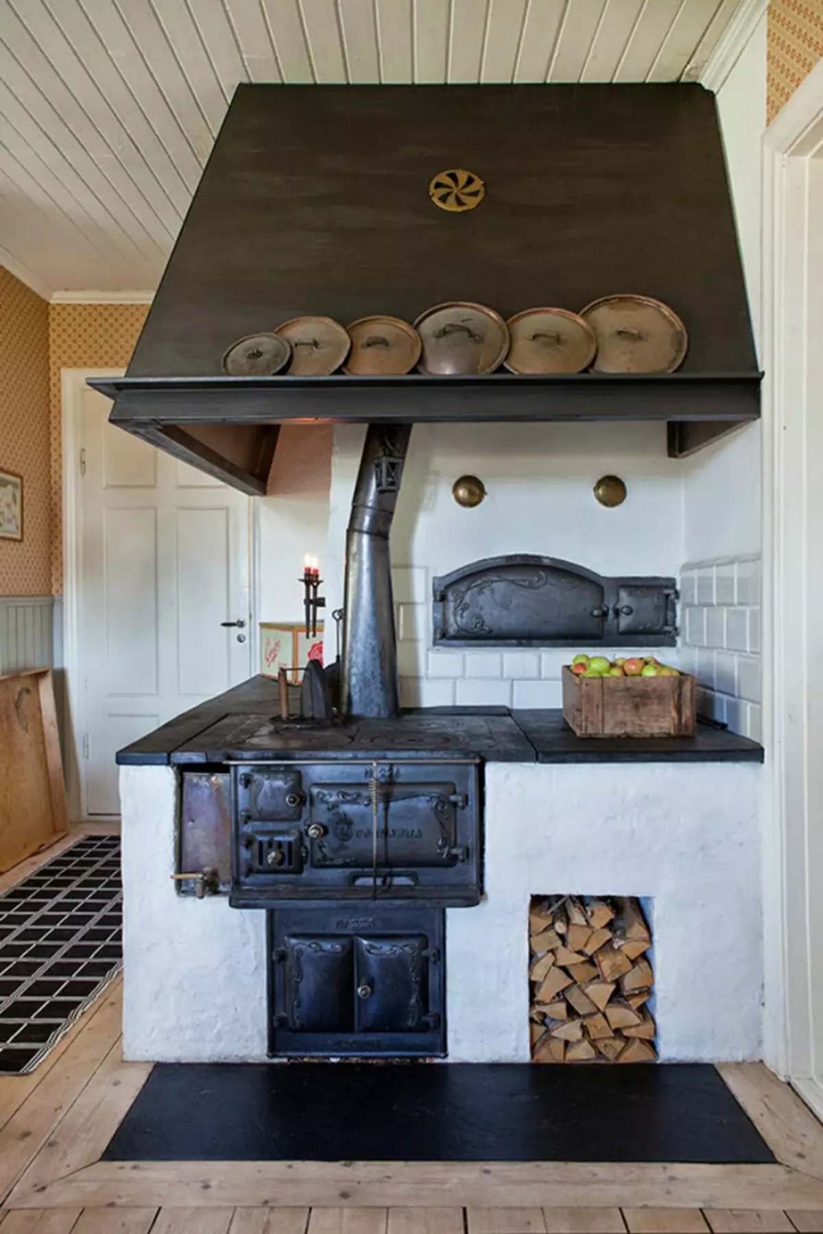 Cucina in una casa rustica (68 foto): idee di interior design in una vecchia casa rurale con una stufa. Disposizione e decorazione eco-promessati della cucina nel villaggio 9457_27