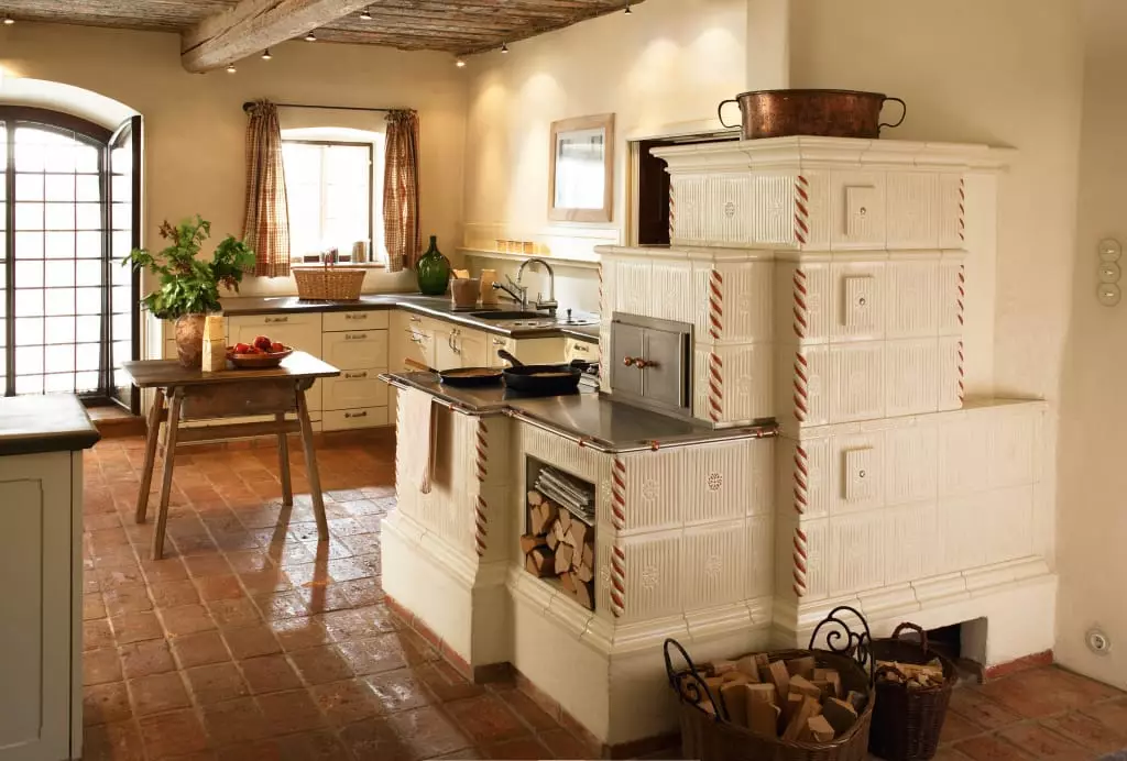 Køkken i et rustikt hus (68 billeder): Interiørdesign ideer i et gammelt landligt hus med komfur. Eco-PromaRiant arrangement og udsmykning af køkkenet i landsbyen 9457_28