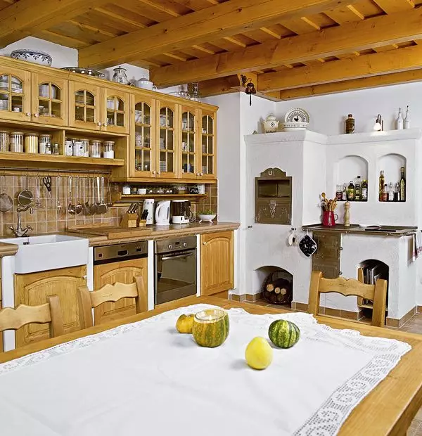 廚房在一個鄉村的房子（68張照片）：室內設計想法在一個老農村房子裡有爐子的。村里的廚房的生態追踪安排和裝飾 9457_30