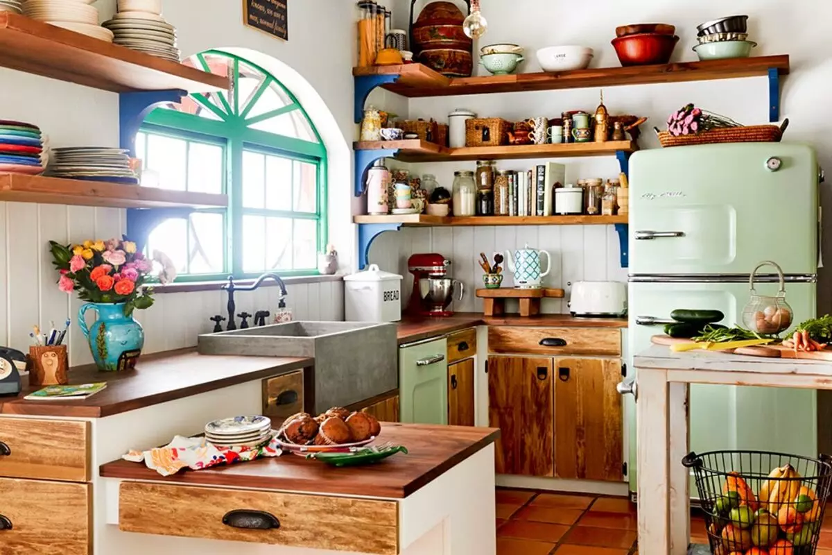 Cuisine dans une maison rustique (68 photos): Idées de design d'intérieur dans une ancienne maison rurale avec une cuisinière. Arrangement Eco-Promariant et décoration de la cuisine dans le village 9457_35