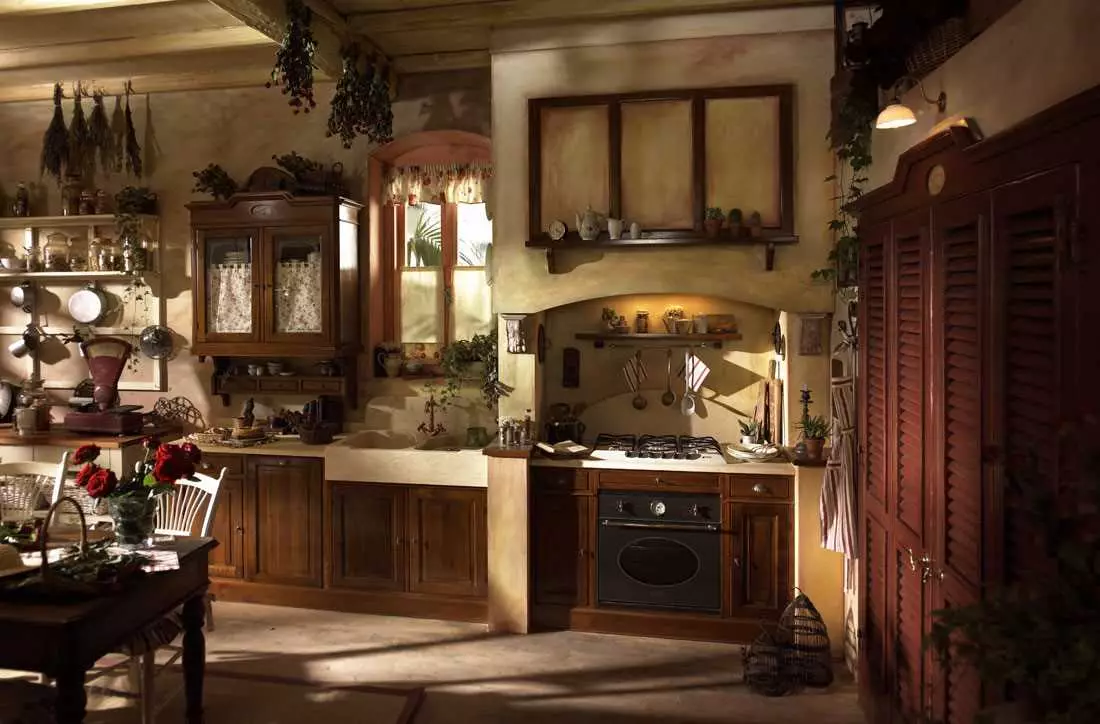 Kuhinja v rustikalni hiši (68 fotografij): Ideje za notranjo opremo v stari podeželski hiši s štedilnikom. Eko-čarobna ureditev in dekoracija kuhinje v naselju 9457_4